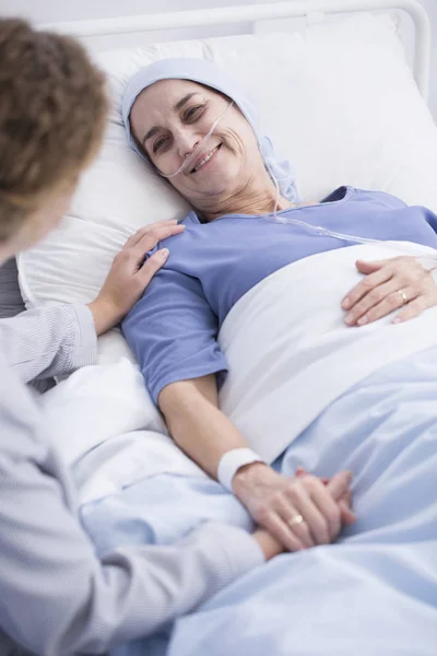 Gelukkige vrouw met borstkanker — Stockfoto