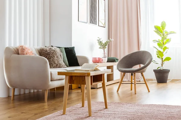 Vrouwelijke woonkamer interieur — Stockfoto