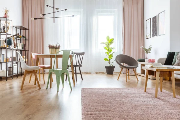 Ruime interieur met roze gordijnen — Stockfoto