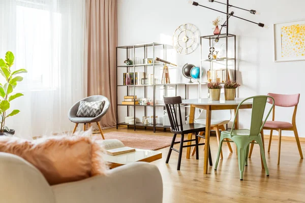 Příjemné pastelové obývací pokoj — Stock fotografie