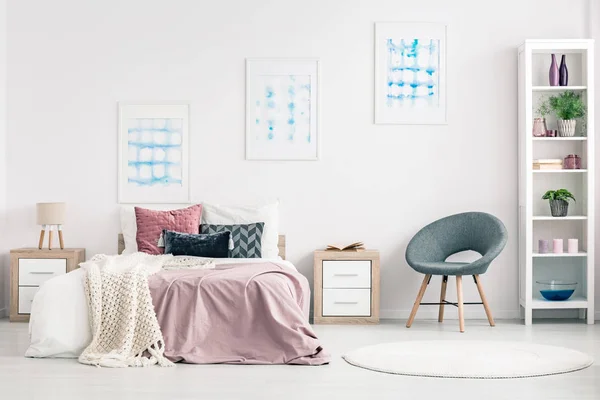 Pastel dormitorio interior con sillón — Foto de Stock