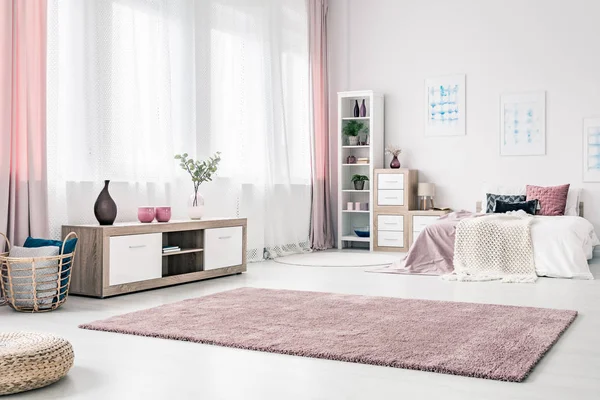 Gardinen im geräumigen rosa Schlafzimmer — Stockfoto