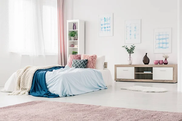 Blauwe en roze slaapkamer interieur — Stockfoto