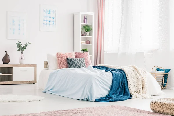 Interior de dormitorio rosa y azul — Foto de Stock