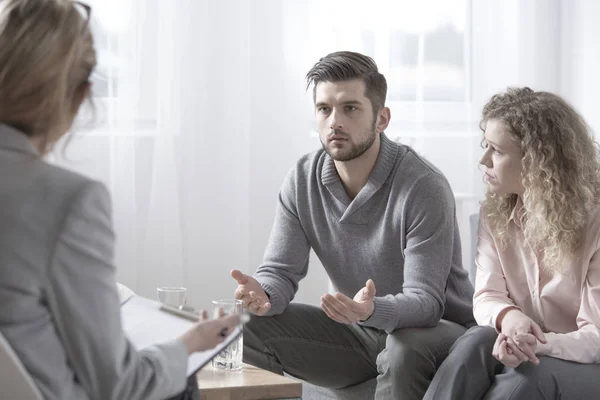 Echtgenoten en counselor — Stockfoto