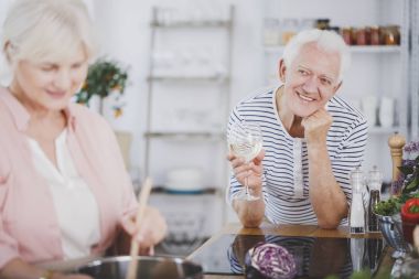 Yaşlı adam şarap içme gülümseyen