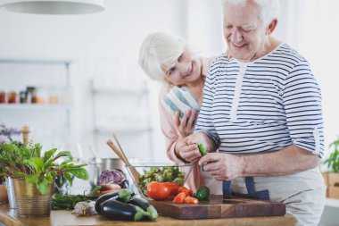 Yaşlı adam vegan salata hazırlık