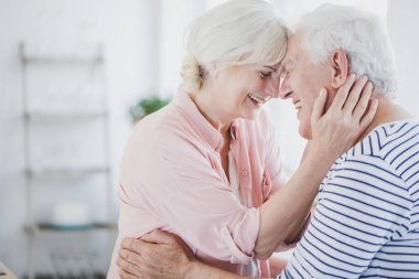 Mutlu üst düzey eş sarılma