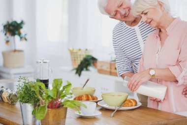 Üst düzey kadın kahvaltı hazırlarken