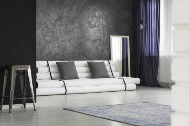 Geniş gri oturma odası