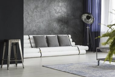 Geniş karanlık oturma odası iç