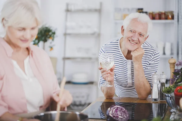 Glimlachend oudere man drinken van wijn — Stockfoto