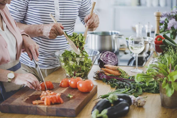 Personas mayores preparando una cena saludable — Foto de Stock