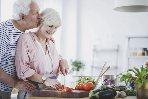 Äldre man kysser fru — Stockfoto