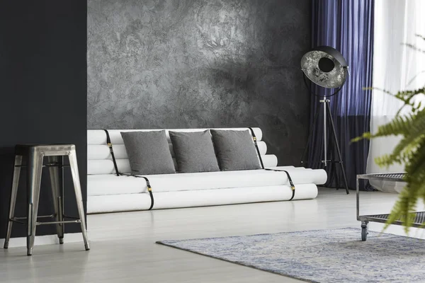 Geraumiges Dunkles Wohnzimmer Stockfoto C Photographee Eu 185311996