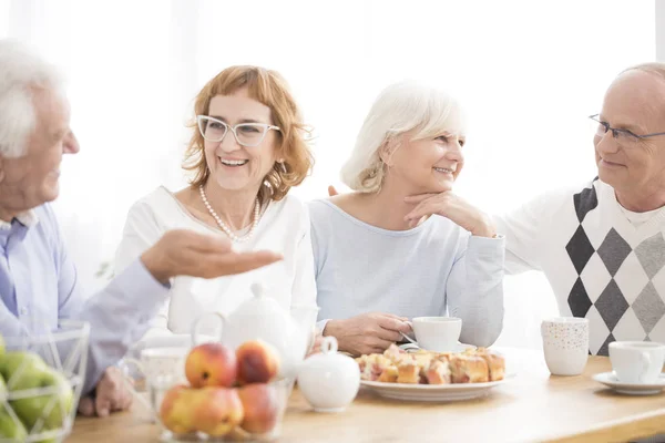 Группа счастливых пожилых людей — стоковое фото