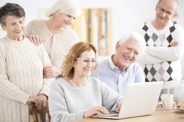 Γέροντες χαμογελώντας σε φορητό υπολογιστή — Φωτογραφία Αρχείου