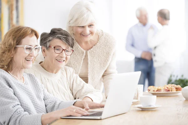 Lachende senior vrouwen met behulp van laptop — Stockfoto