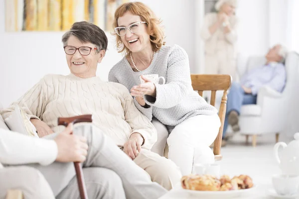 Lächelnde Seniorinnen haben Spaß — Stockfoto
