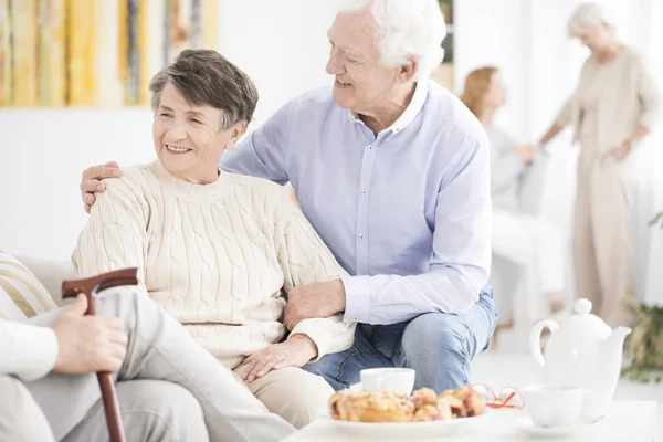 Glückliches Seniorenpaar genießt Treffen — Stockfoto