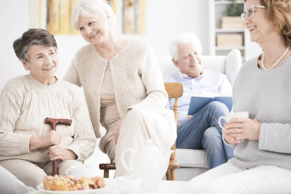 Feliz anciana bebiendo té — Foto de Stock