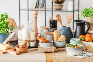 Yakın çekim yemek masası