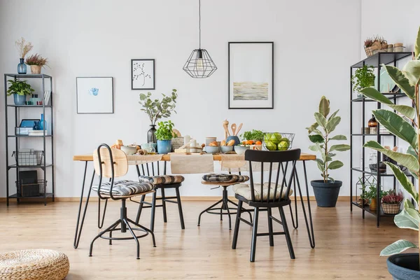 Ruime eetkamer interieur — Stockfoto