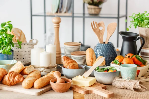 Jídelní stůl s čerstvým chlebem — Stock fotografie