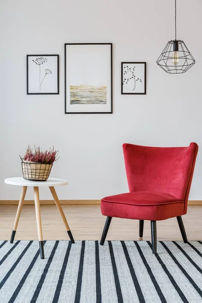 Czerwony fotel w pokoju dziennym — Zdjęcie stockowe