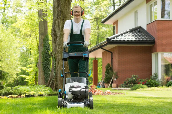 Making the lawn perfectly even — Stock Photo, Image