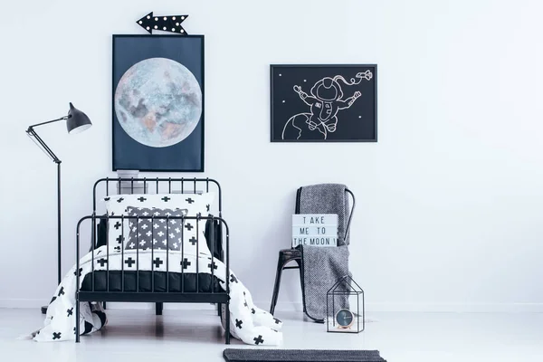 Posters boven bed in de slaapkamer — Stockfoto