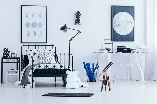 Lunar posters in de slaapkamer van kind — Stockfoto