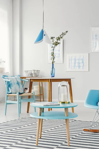 Синий интерьер столовой — стоковое фото
