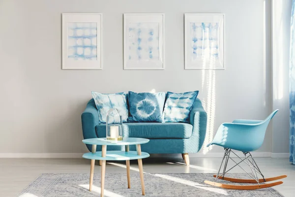 Simples azul sala de estar interior — Fotografia de Stock