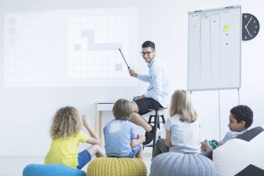 Modern okula giden çocuk