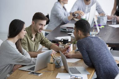 Beyin fırtınası çalışan çok kültürlü grubu