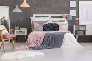 Pembe ve gri yatak odası iç