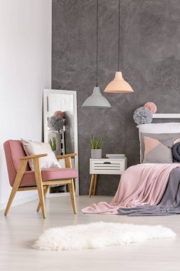 Pastel yatak odasında pembe tekli