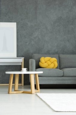 Gri ve sarı düz iç