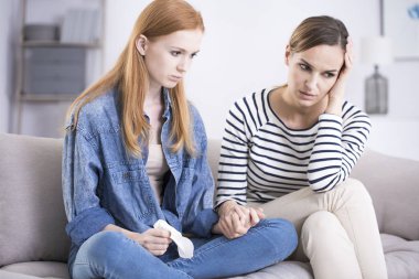 Anne rahatlatıcı ağlayan kızı