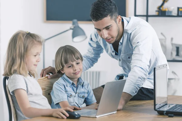Kinderen met behulp van de laptop tijdens de lessen — Stockfoto