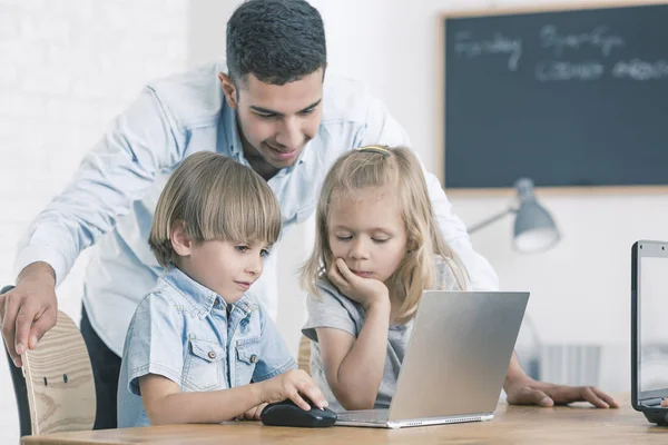 Jonge jongen spelen van computerspel — Stockfoto