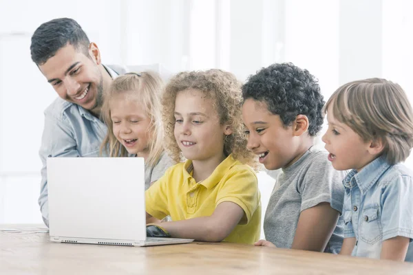 Gelukkige jonge geitjes programmering op de laptop — Stockfoto