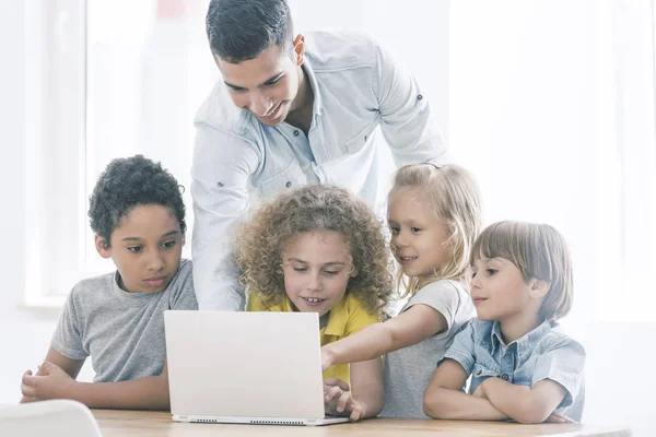 Bambini che usano Internet durante le lezioni — Foto Stock