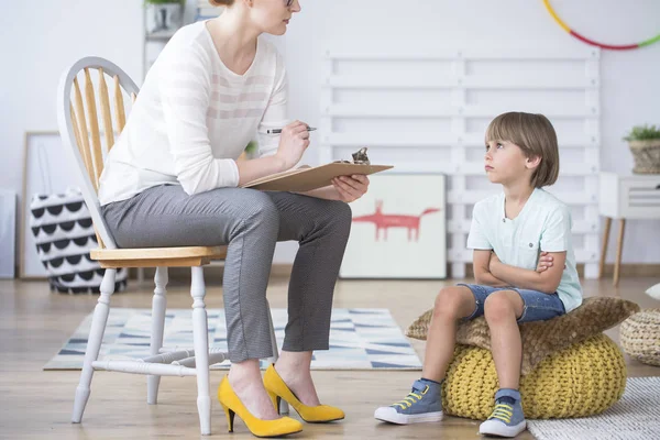 Boy listening to child therapist — Stock Photo, Image