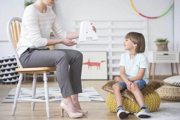 Sonriente niño aprendiendo alfabeto — Foto de Stock