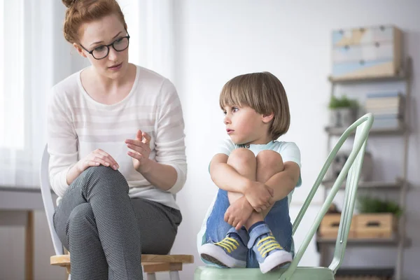 Muchacho triste con síndrome de Asperger — Foto de Stock