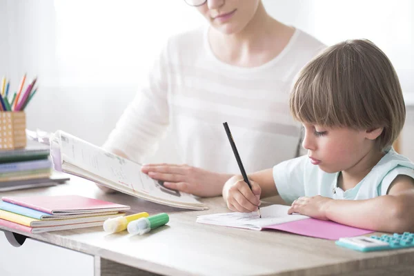 Kluges Kind macht Hausaufgaben — Stockfoto