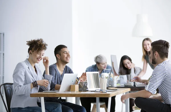 Positive relationships between smiling employees — Stock Photo, Image