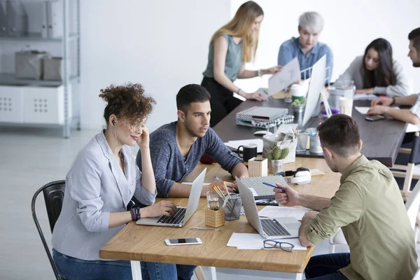 Equipo multicultural trabajando juntos — Foto de Stock